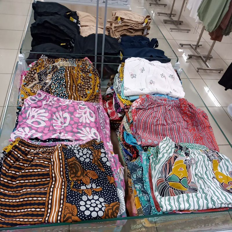 Celana Pendek dan leging Wanita 3 Pcs 100k / Ramayana Jatinegara