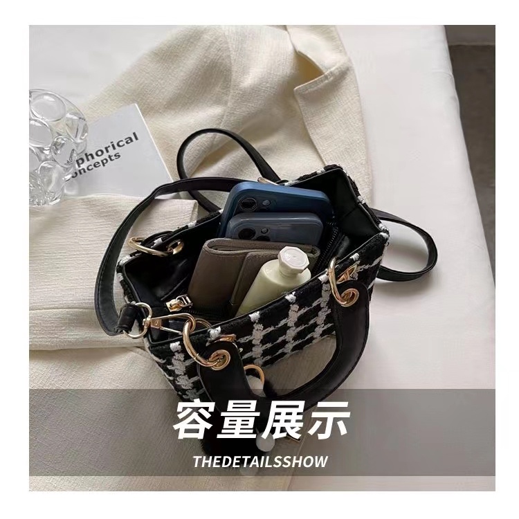 BJ62953 - BLACK/WHITE - TAS SLEMPANG JINJING TOTEBAG HANDBAG MOTIF KOTAK FREE GANTUNGAN POM BULU WANITA FASHION KOREA CHINA IMPORT MODIS ELEGAN TERMURAH TERLARIS TERBARU BAGSTORE JAKARTA TAS BATAM ZC2953