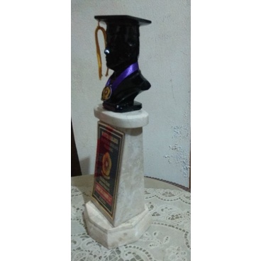 Patung Wisuda Marmer