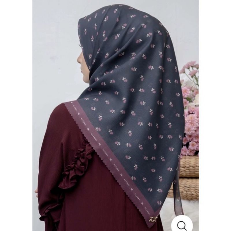 Chrysant Scarf Wearing Klamby Parliament