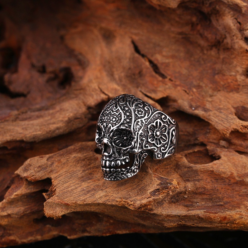 Cincin Bahan alloy Bentuk Tengkorak Gaya retro punk Eropa Amerika Untuk Pria