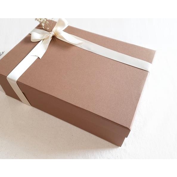 

Kotak sepatu / kotak kado uk.32.5 x 22 x 10 cm - Hitam MIX