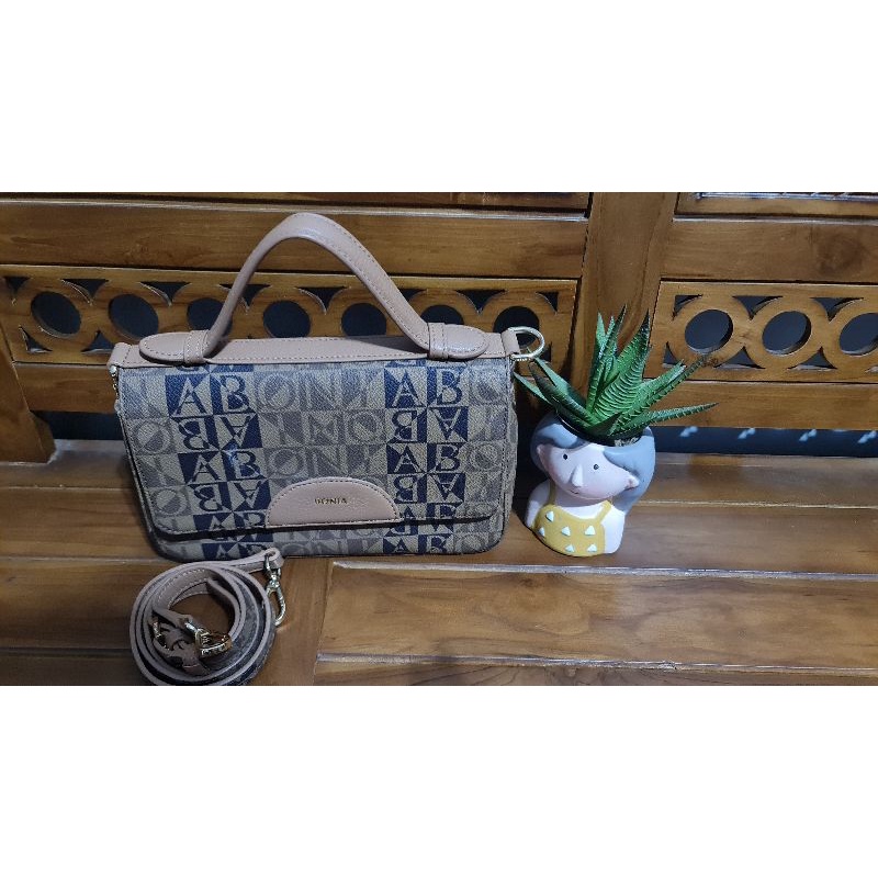 Preloved bonia selempang