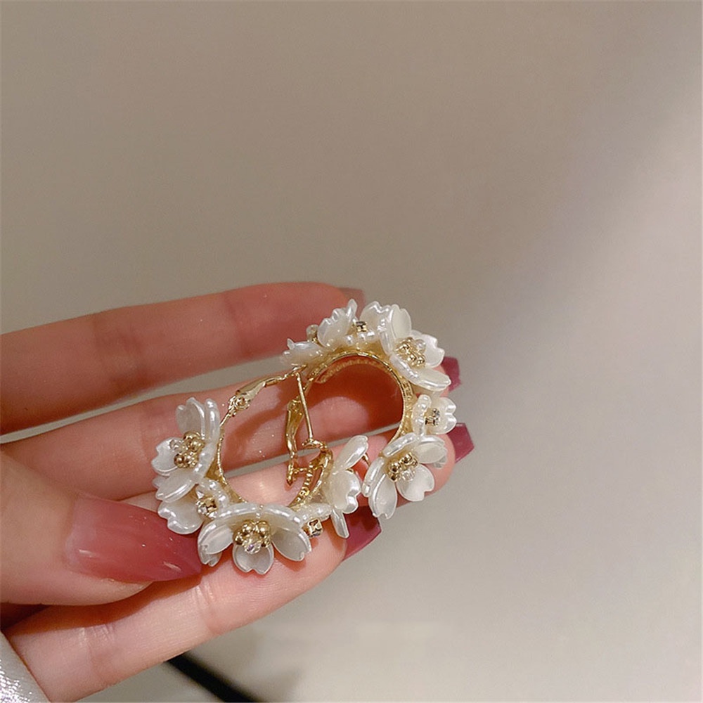 Anting Bentuk C Desain Bunga Gaya Elegan Untuk Wanita