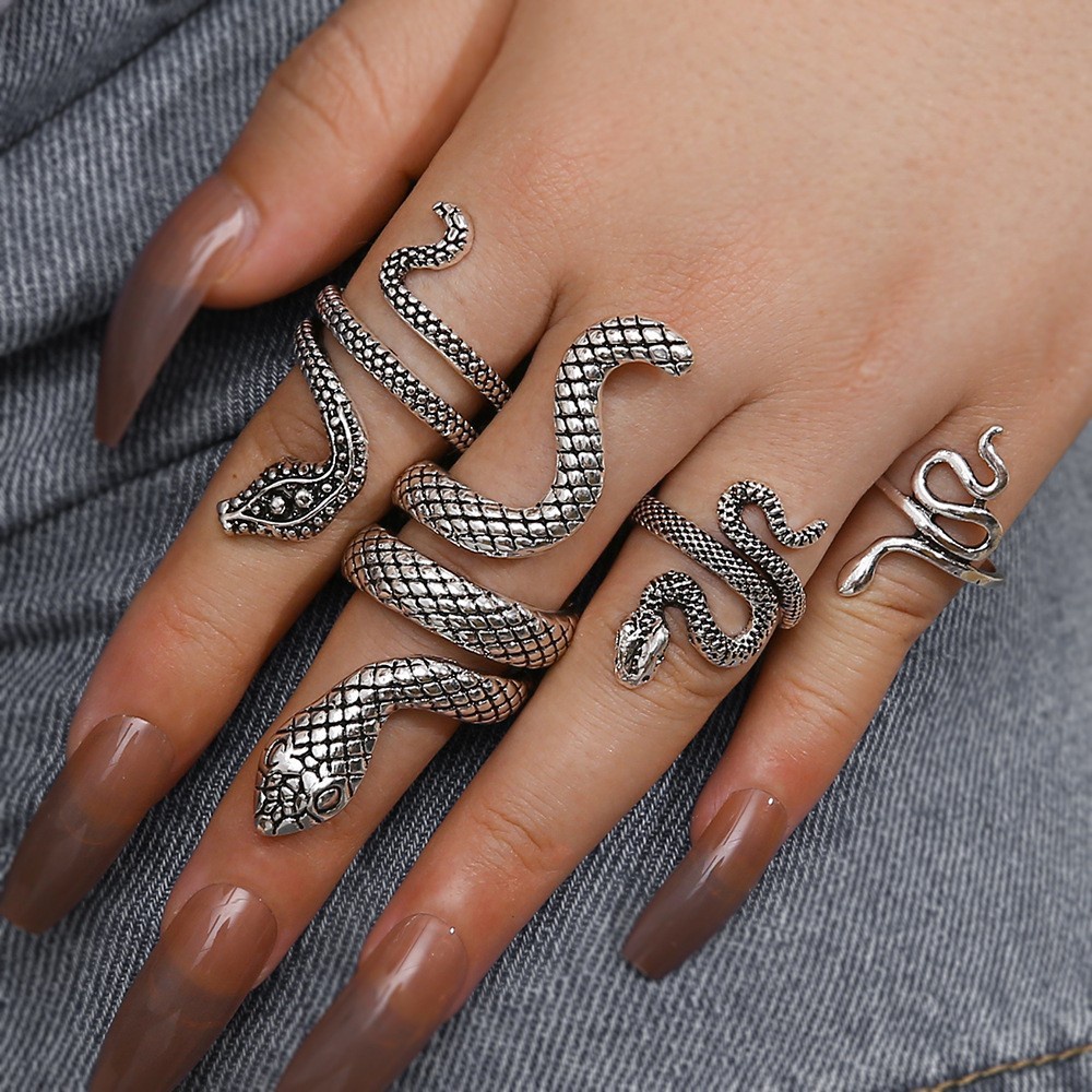 4pcs / Set Cincin Bentuk Hewan Ular Bahan Logam Gaya Vintage Gothic Punk Untuk Wanita