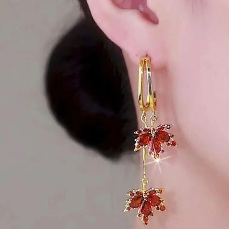 Anting Rumbai Bentuk Daun Maple Merah Aksen Berlian Imitasi