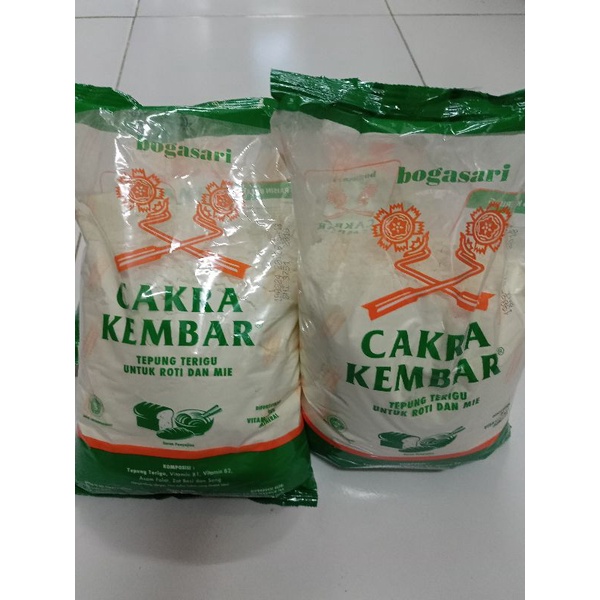

Tepung terigu Bogasari Cakra kembar 1kg