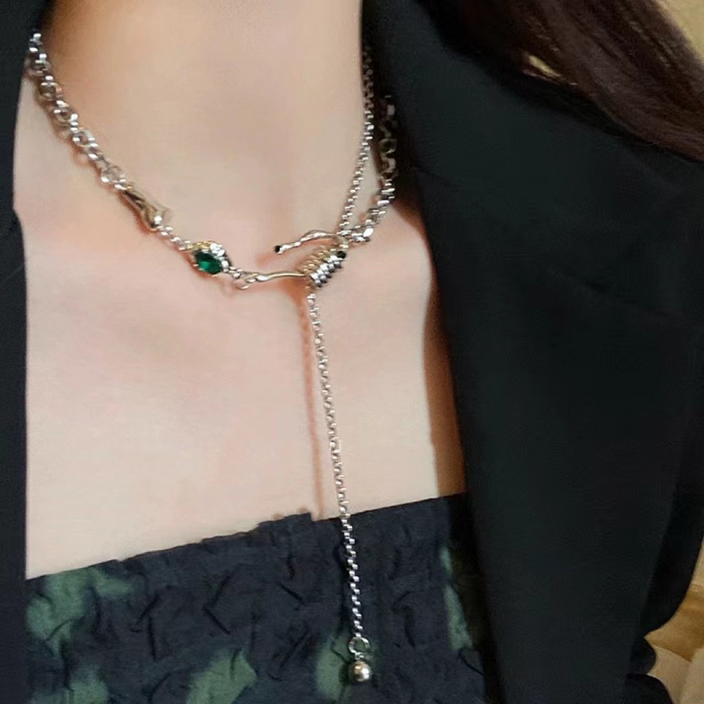 Kalung Choker Rantai Metal Multisusun Gaya Retro Trendi