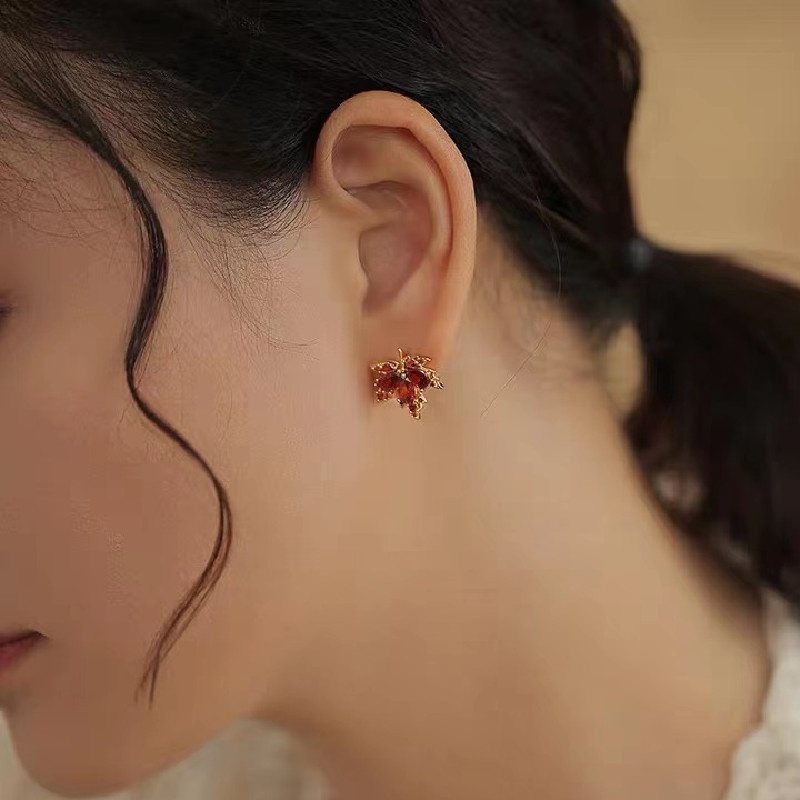 Anting Tusuk Desain Daun Maple Hias Zircon Merah Gaya Koreamewaheleganmewah Untuk Wanita