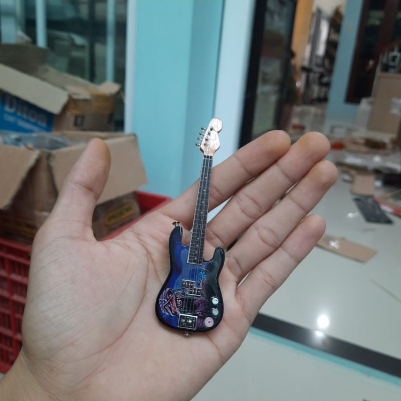 miniatur gitar bass IRON MAIDEN skala 1 : 12 pajngan rak dinding koleksi miniatur gitar action figur