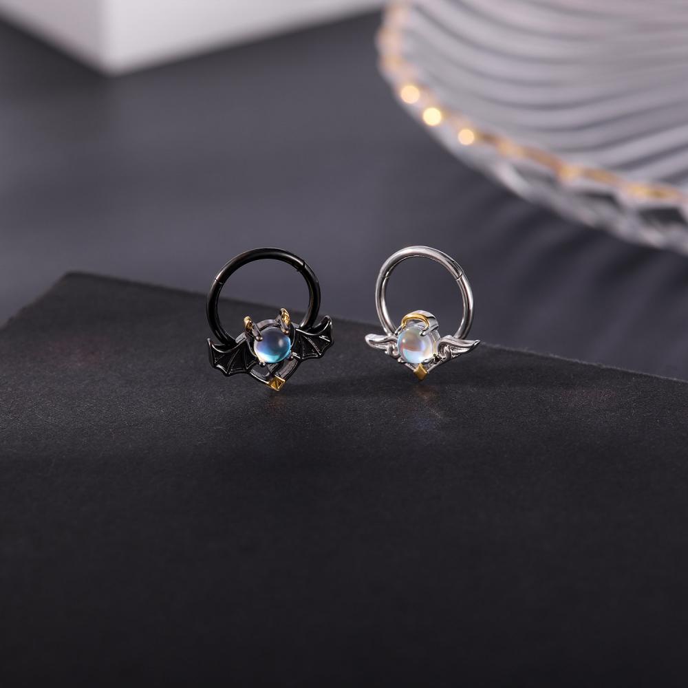 1 PC Anting Stud Tindik Tulang Rawan Telinga Hidung Desain Kelelawar Devil Bahan Stainless Steel Ukuran 8 / 10mm
