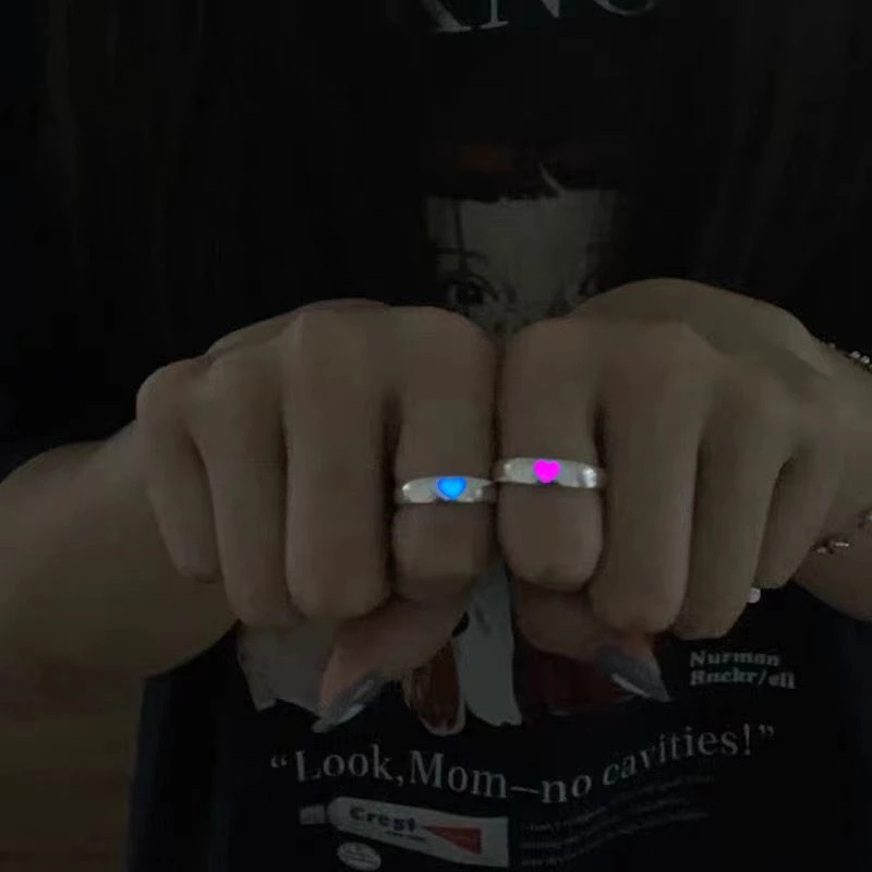 Cincin Luminous Bentuk Hati Bahan Alloy Warna Biru Pink Untuk Pasangan