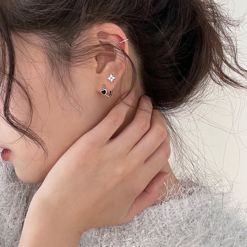 Roselife 1 Pasang Anting Tusuk Gantung Desain Hati Hitam Gaya Korea / Retro Untuk Wanita