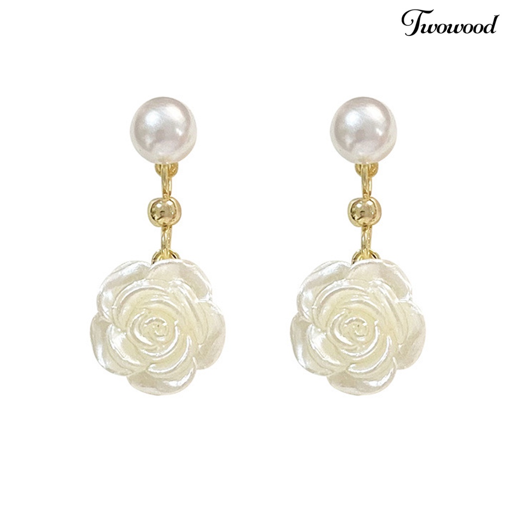 1 Pasang Anting Bentuk Bunga Camellia Aksen Mutiara Imitasi Bahan Alloy Untuk Wanita