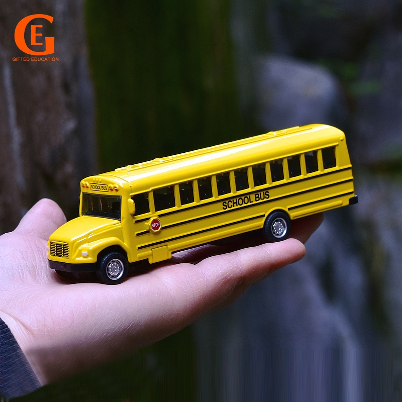 Mainan Model Bus Sekolah Bahan Alloy Skala 1 / 64 Untuk Hadiah Ulang Tahun Anak Laki-Laki