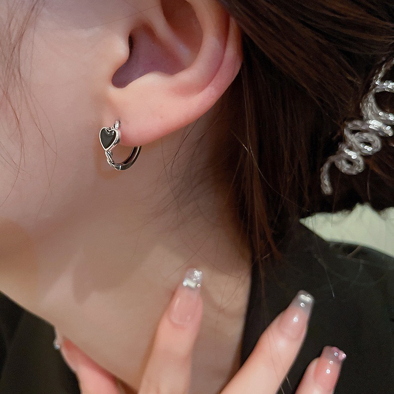 Anting Hoop Bentuk Hati Warna Hitam Silver Untuk Wanita