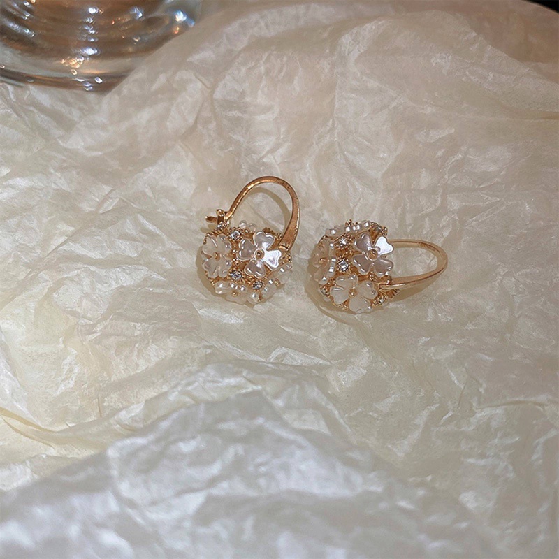 Fancyqube Anting Stud Desain Bunga Mori Bola Bulat Aksen Berlian Untuk Wanita