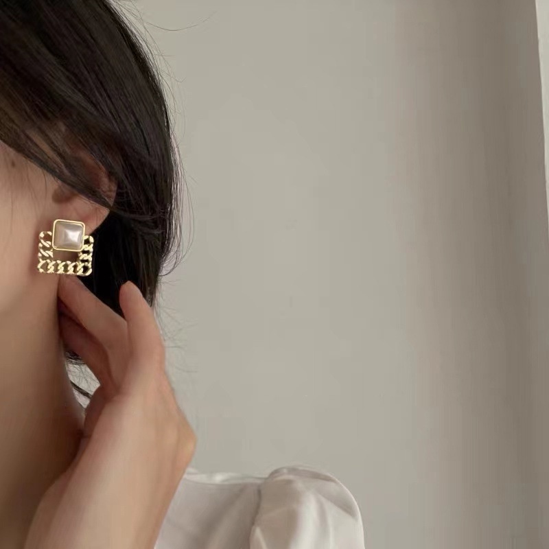 Anting Bentuk Kotak Aksen Mutiara Bahan Metal Gaya Vintage Korea