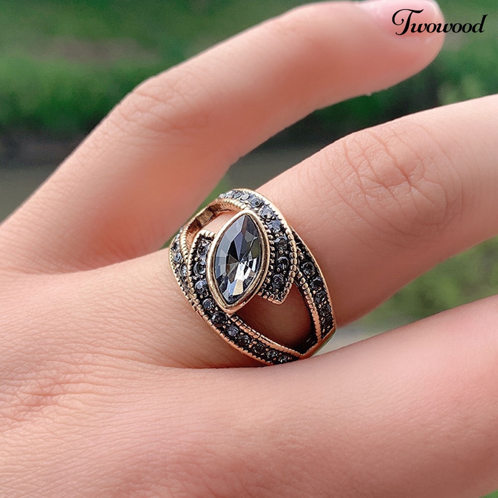 Cincin Wanita Model Hollow Out Bahan Cubic Zirconia Gaya Vintage Untuk Pernikahan