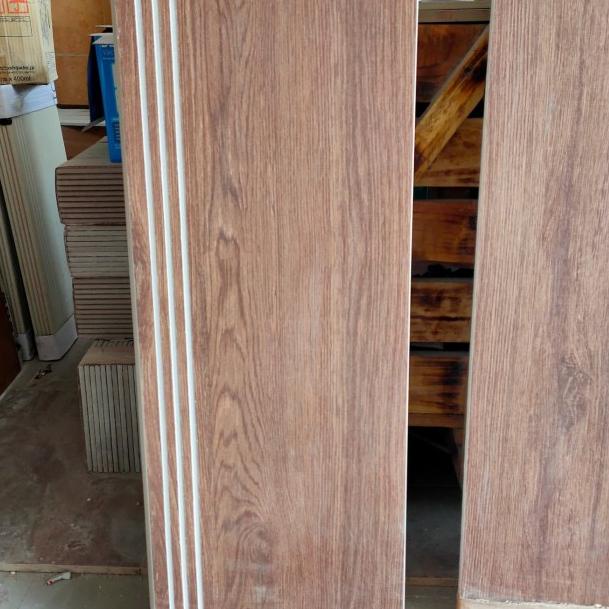 Granit tangga motif kayu 30x90 Dwillow coffe