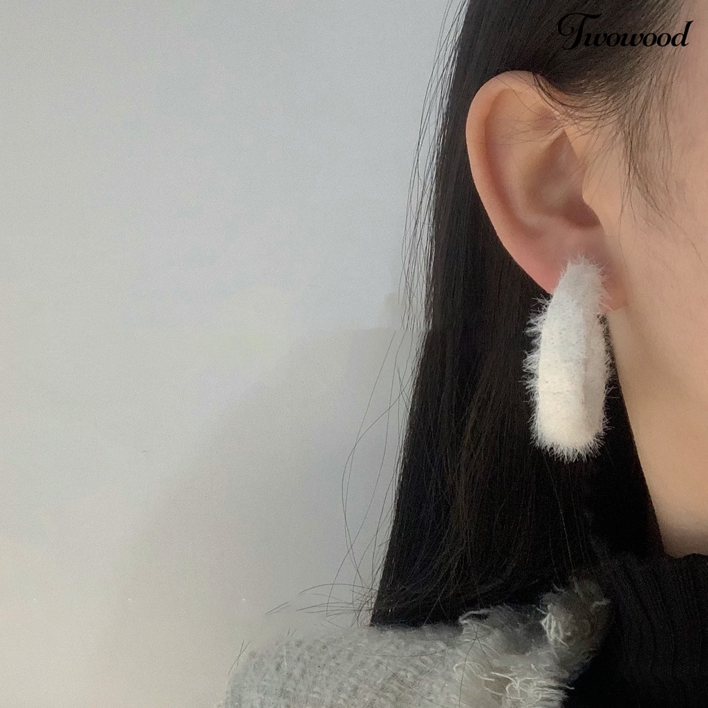 1 Pasang Anting Hoop Bentuk C Lingkaran Besar Geometris Bahan Plush Untuk Wanita