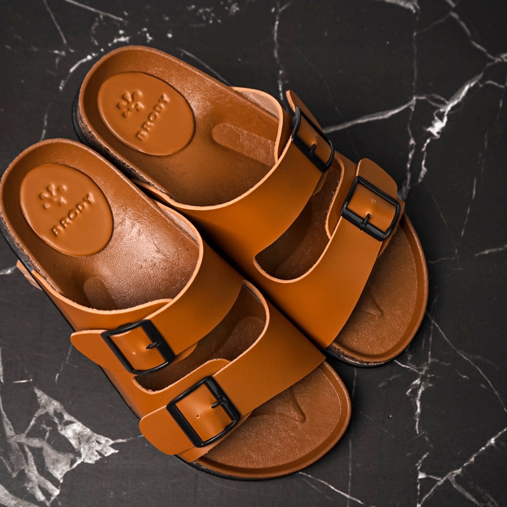 SARASARA YUK - Sandal Pria Slop Casual Model Puyuh Birken BRODY BRAVO Sendal Laki laki Selop Gesper dua 2 Kasual Sol Kulit Rumahan Size Ukuran 38 39 40 41 42 43 Ori Original SARA SARA Cowok Warna Brown Cokelat Coklat Terbaru Premium Mall Official Store