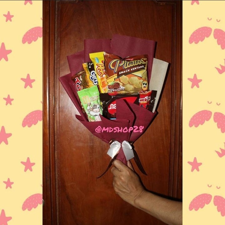 

Bucket Snack Wisuda Maroon