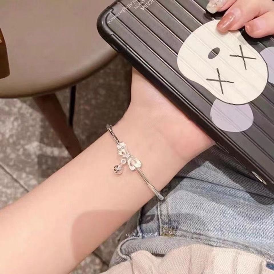Gelang Tangan Rantai Adjustable Motif Simpul Pita + Lonceng Warna Silver Untuk Pria / Wanita / Hadiah
