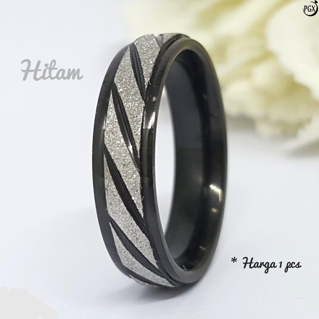 PROMO TERBARU/TERMURAH Cincin Couple Hitam PUTIH Anti Karat -CINCIN TITANIUM TERBARU BISA COD