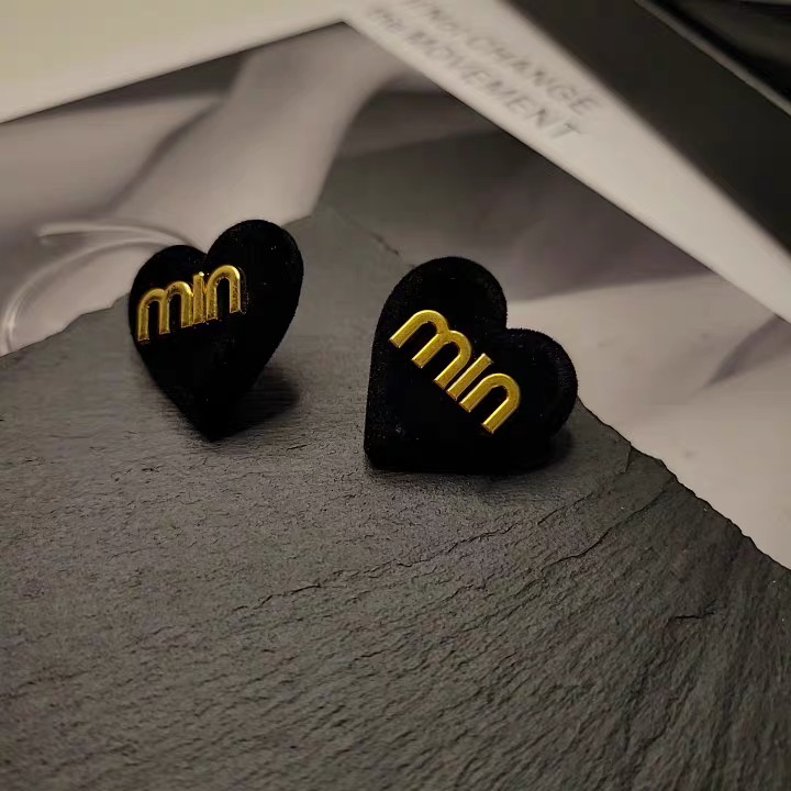 Anting Bentuk Hati Bahan Velvet Warna Hitam Gaya Retro Untuk Wanita