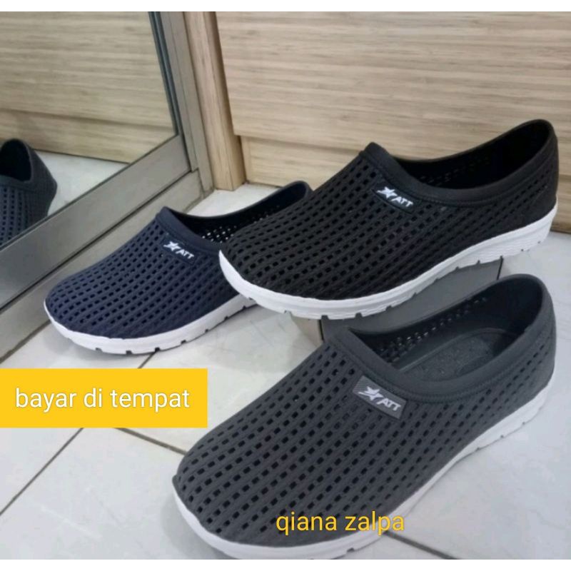 sepatu karet pria terbuat dari bahan karet