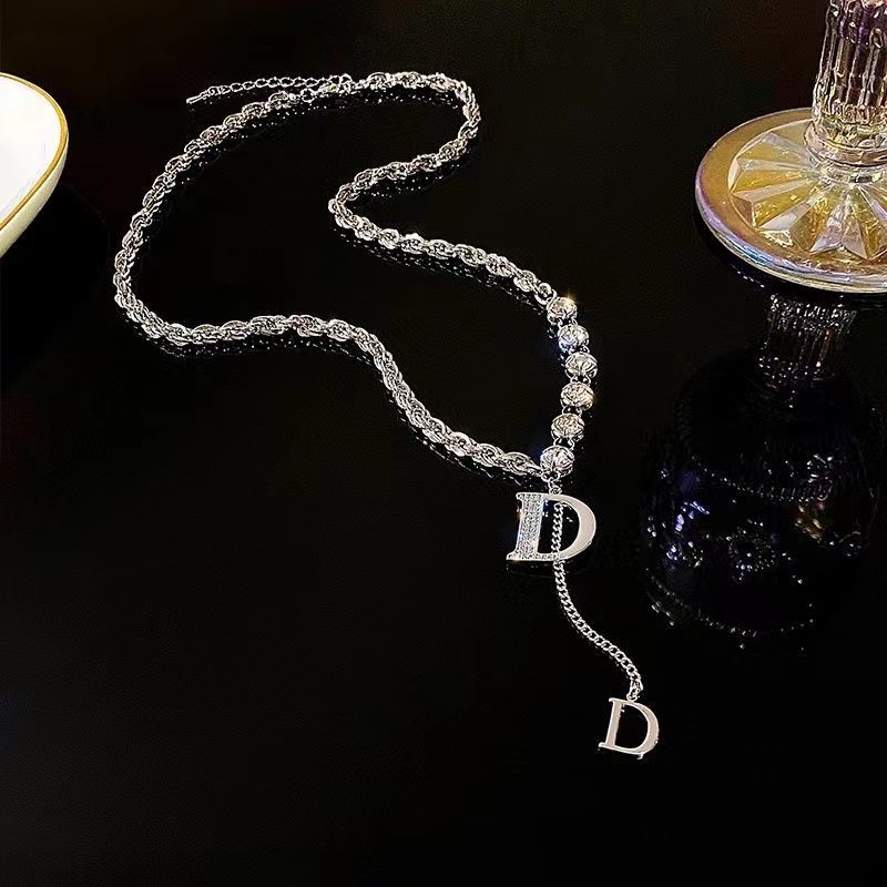 Kalung Rantai Liontin Huruf D Bahan Alloy Warna Silver Hias Berlian Imitasi Untuk Wanita