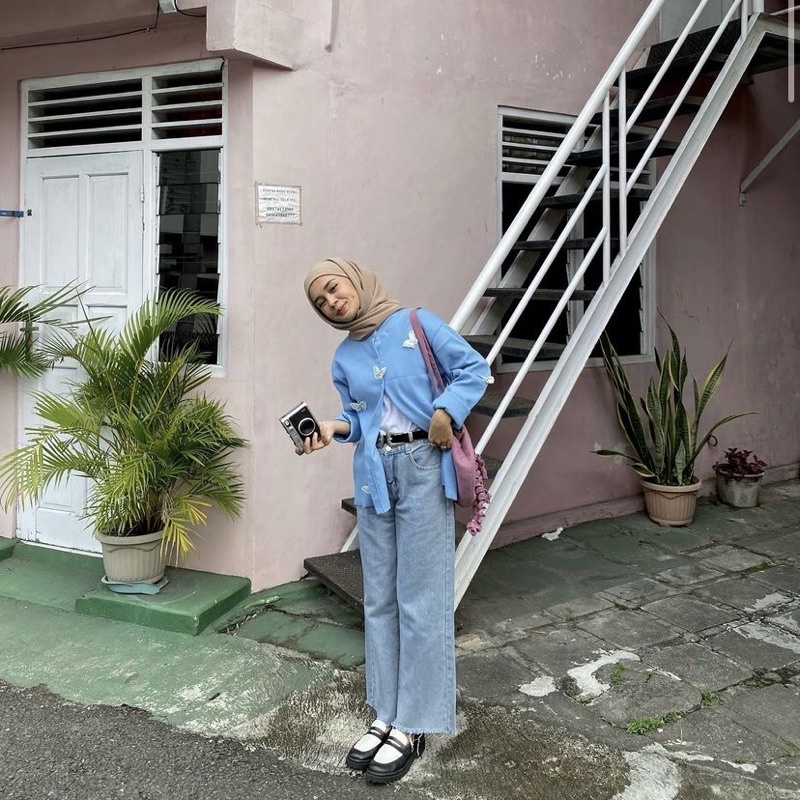 Basic Blouse Impossa- Nyaman dan Stylish dengan Bordir Kupu-kupu 3D