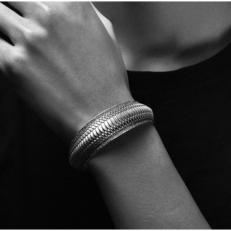 Perhiasan Gelang Cuff Bentuk C Pola Sisik Ular Warna Silver Gaya Retro Untuk Pria