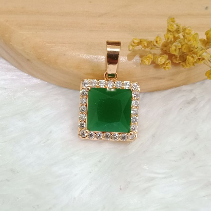 SB26. Liontin xuping dewasa hijau lapis emas dgn mata zircon