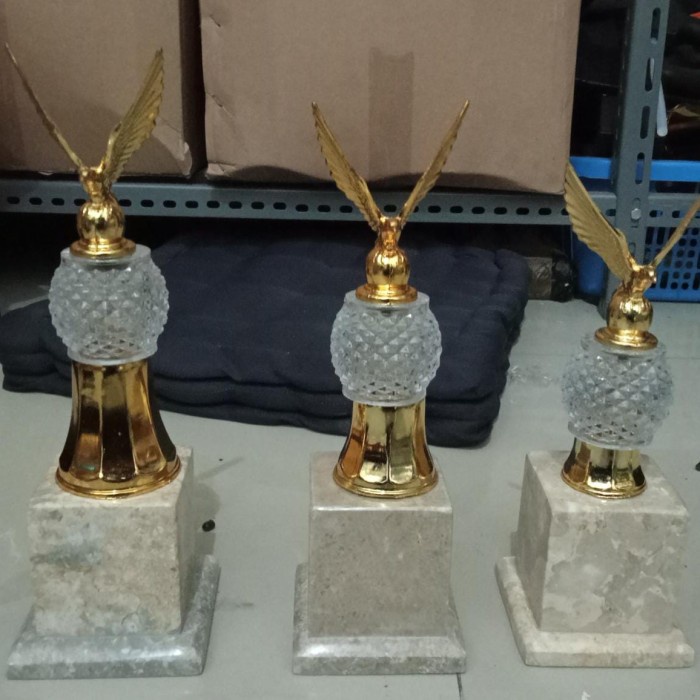 Produk Terbaik] piala set marmer crystal burung