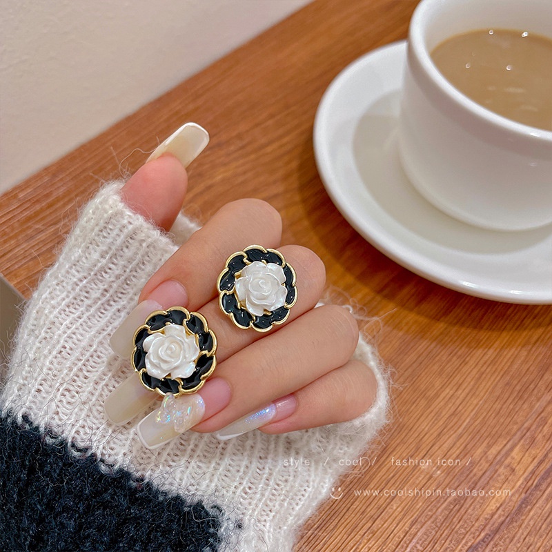 Anting Tusuk Bentuk Bunga Camellia Warna Hitam Untuk Wanita