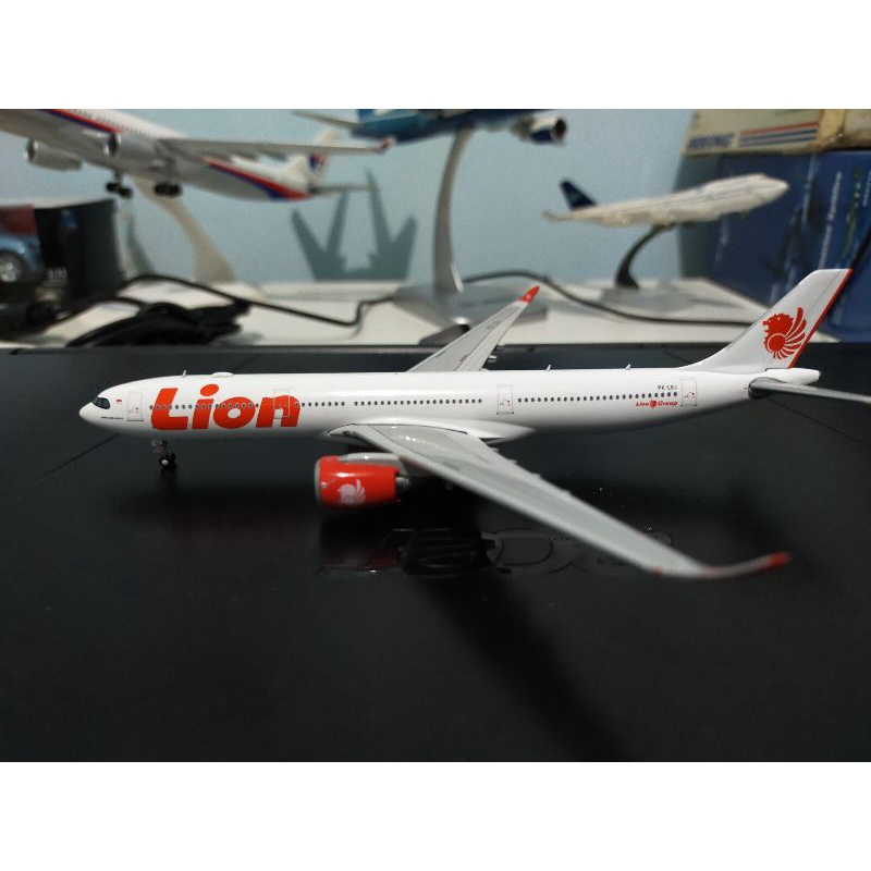 mainan diecast pesawat JC Wings Airbus A330-900 NEO Lion Air 1:200