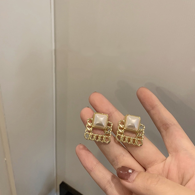 Anting Bentuk Kotak Aksen Mutiara Bahan Metal Gaya Vintage Korea