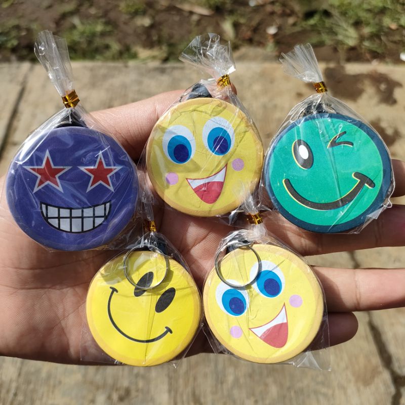 ISI 100 PCS Souvenir Pernikahan Gantunhan Kunci Emoticon Souvenir Pernikahan Unik Souvenir Murah