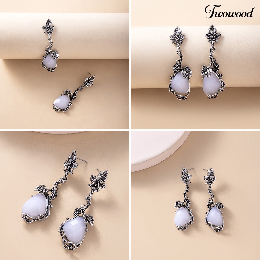 1 Pasang Anting Stud Desain Opal Putih Bahan Alloy Gaya Vintage