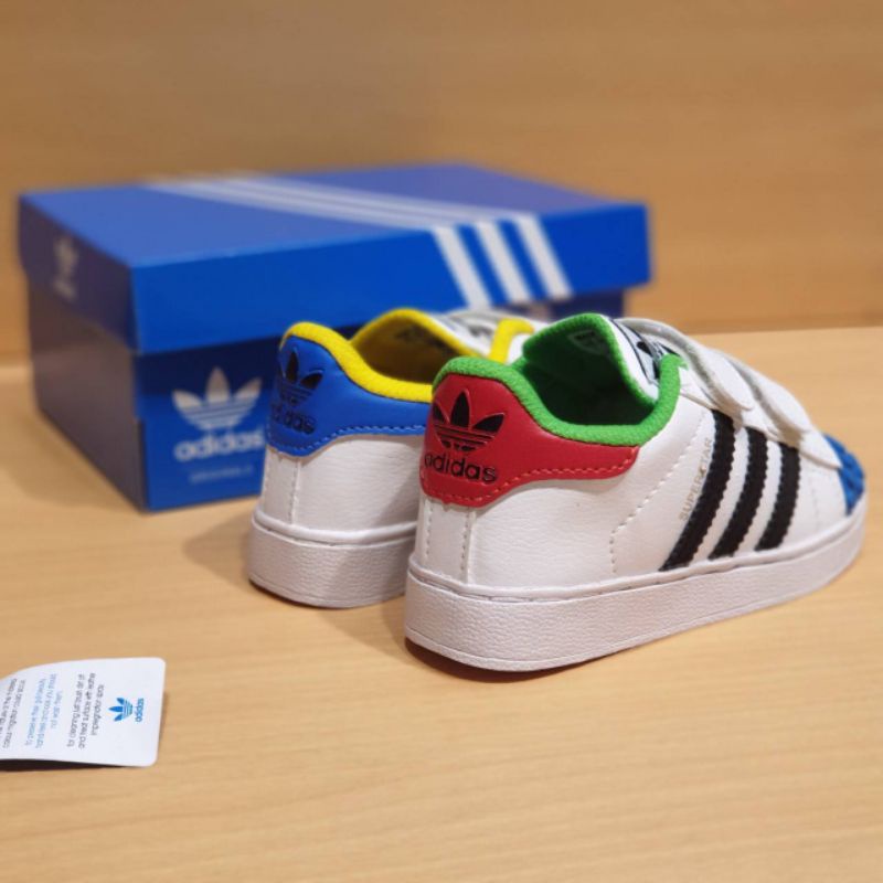 sepatu anak adidas superstars x legos kids sudah termasuk box &amp; bonus kaus kaki.