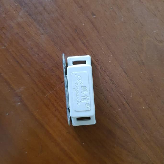 

Magnet Kotak Pintu Lemari Door Stoper Plastik stock ready