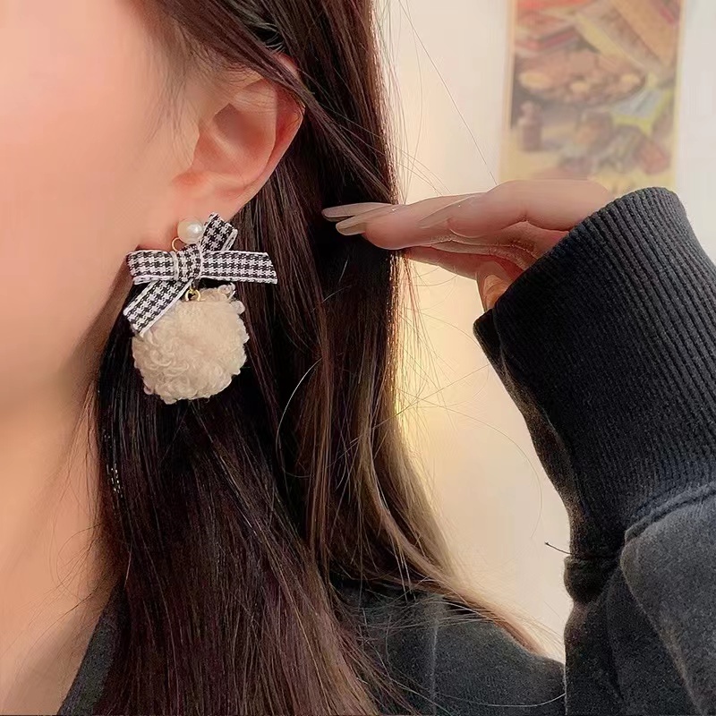 Anting Tusuk Gantung Wanita Bahan Wol + Plush Desain Pita Untuk Musim Dingin