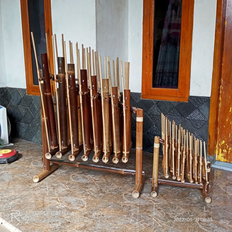 Angklung 2 oktaf nada Rendah & nada tinggi, jumlah 8 nada 3 tabung bambu hitam,nada ( C - C )