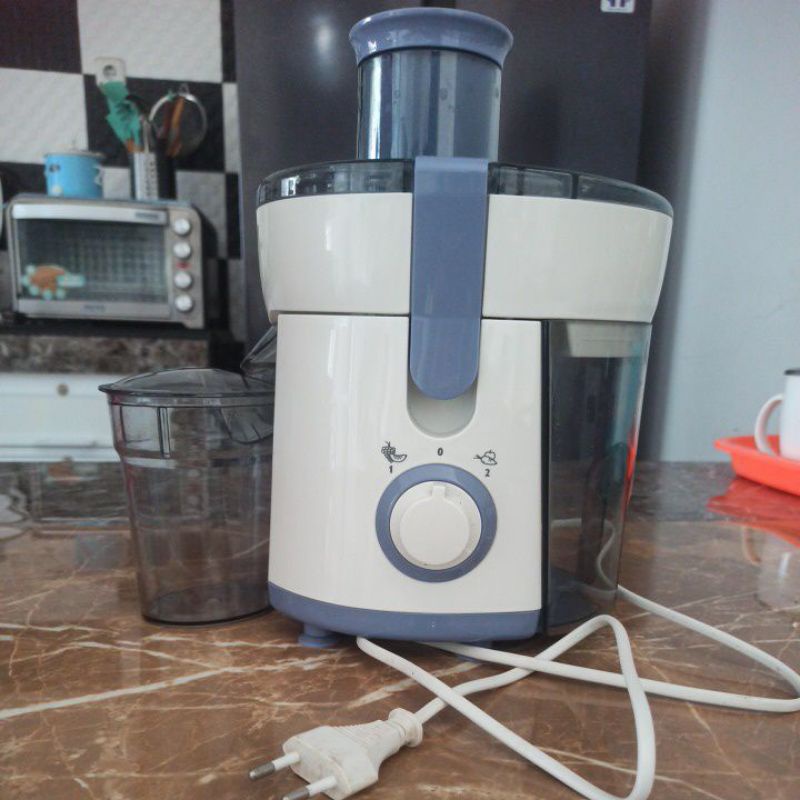 Preloved juicer PHILLIPS low wattPHILIPS HR1811 Juicer Extractor HR1811/71