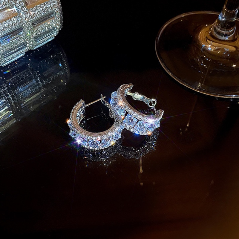 1 Pasang Anting Hoop Bentuk Bulat Kecil Warna Silver Aksen Kristal Shiny Gaya Korea Untuk Wanita