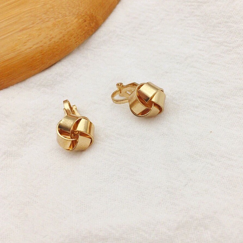 Anting Klip Tanpa Tindik Desain Geometri Twisted Bahan Metal Warna Goldsilver Untuk Wanita