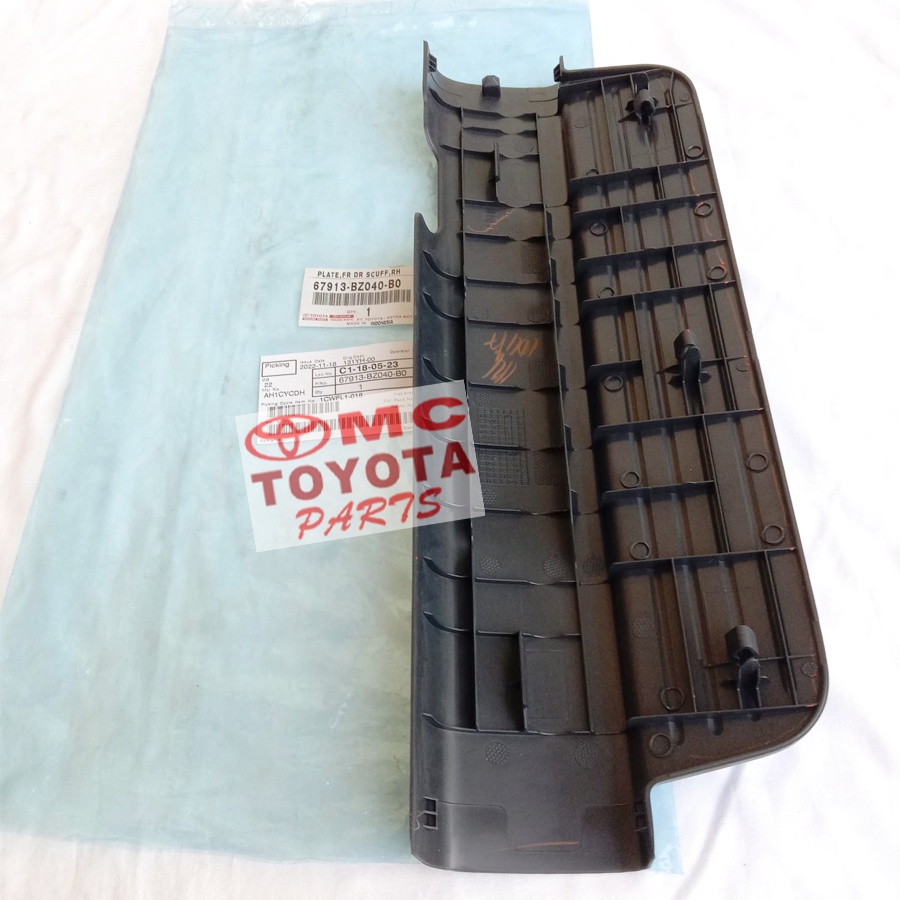 Plate Scuplate Penjepit Karpet Pintu Depan Kanan Rush Terios 67913-BZ040-B0