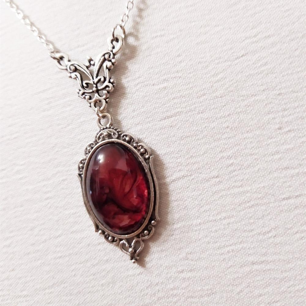 Kalung Rantai Lapis Silver Dengan Liontin Kupu-Kupu Hias Batu Ruby Oval Vintage Untuk Wanita / Halloween